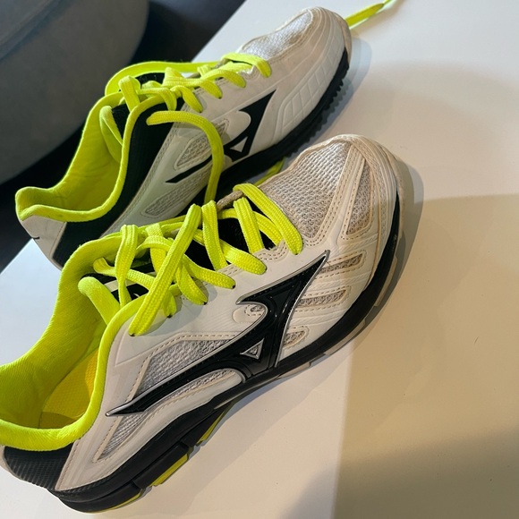 Mizuno turf shoes size 5 .5 - Picture 2 of 7